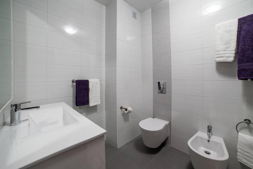 Spacious Two bedroom apt, 200m from the beach