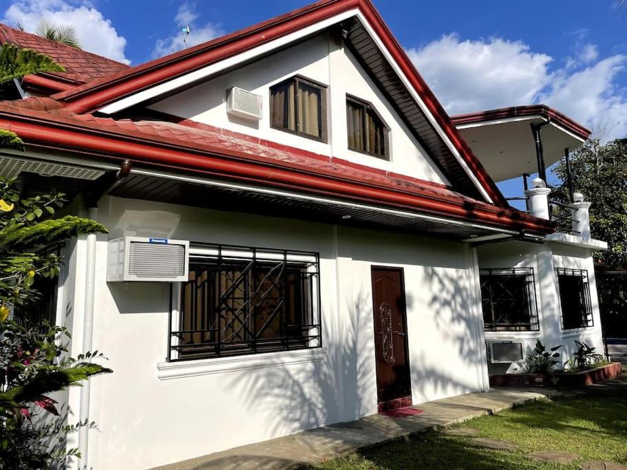 Charming 3-Bedroom Country Farm Home Pool ParkSprings Lipa