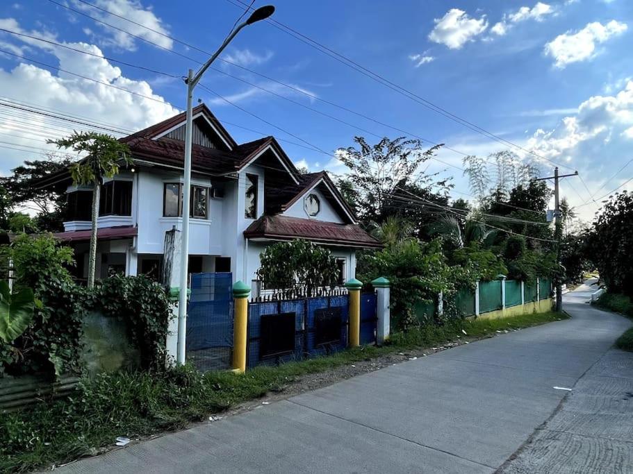Charming 3-Bedroom Country Farm Home Pool ParkSprings Lipa