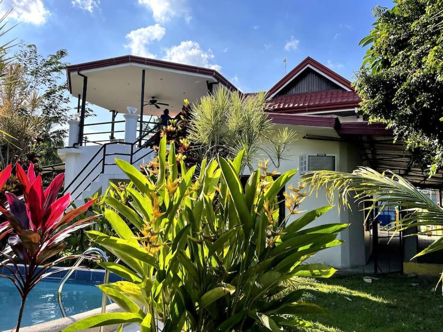 Charming 3-Bedroom Country Farm Home Pool ParkSprings Lipa