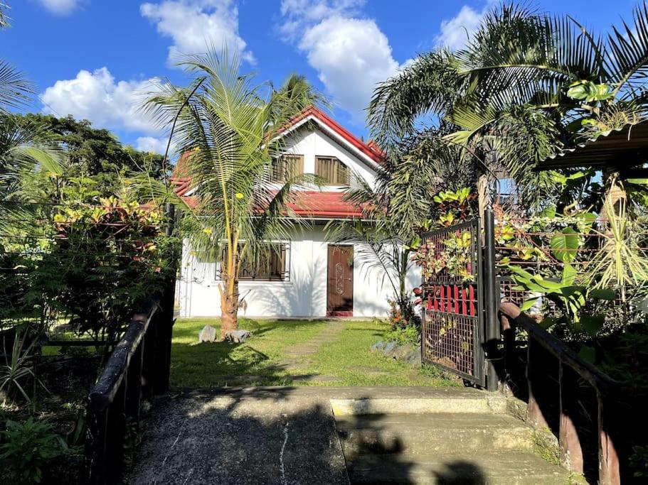 Charming 3-Bedroom Country Farm Home Pool ParkSprings Lipa