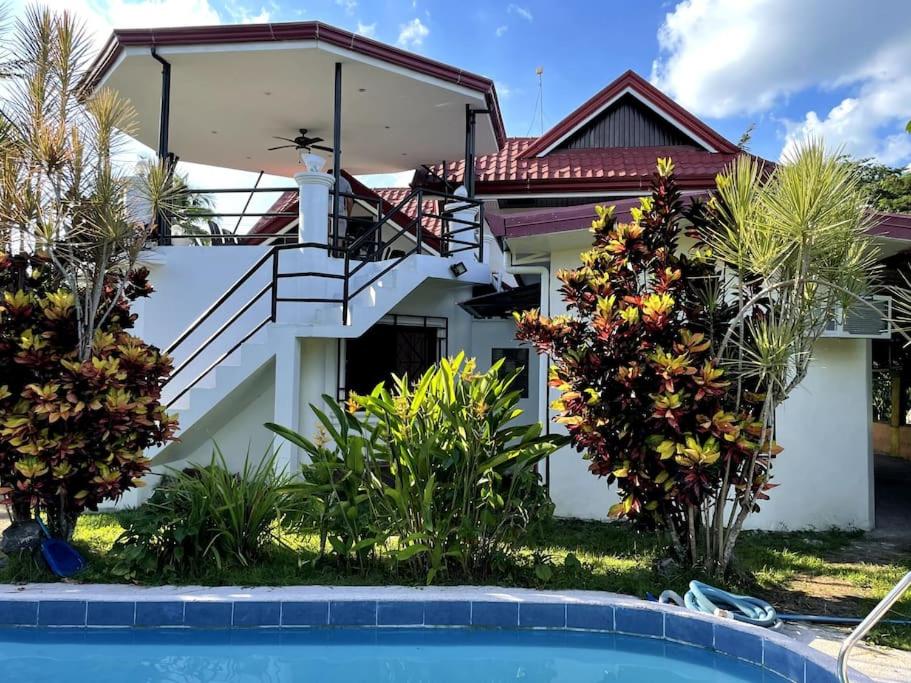 Charming 3-Bedroom Country Farm Home Pool ParkSprings Lipa