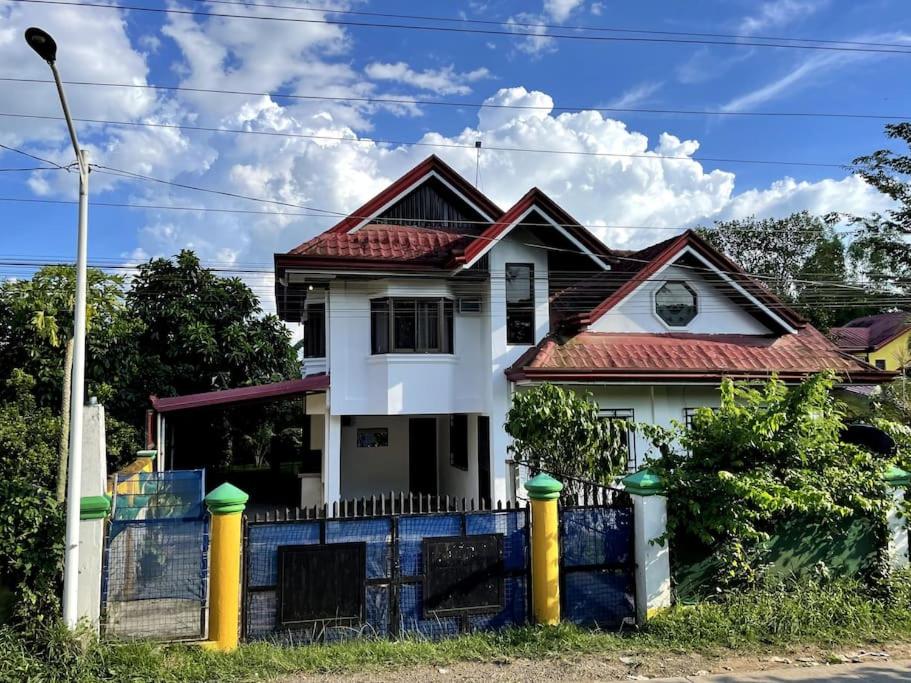 Charming 3-Bedroom Country Farm Home Pool ParkSprings Lipa