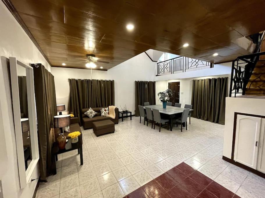 Charming 3-Bedroom Country Farm Home Pool ParkSprings Lipa