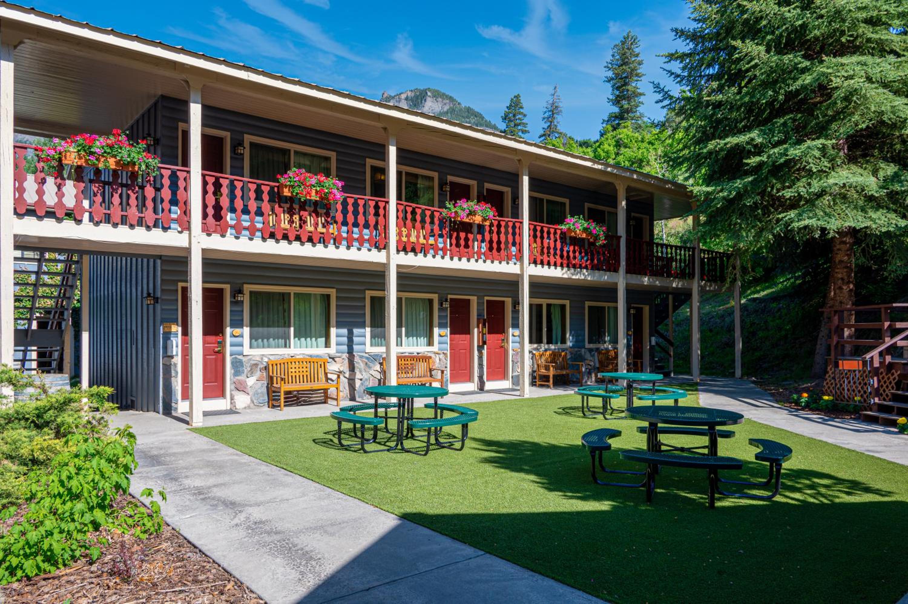 Box Canyon Lodge and Hot Springs view 3