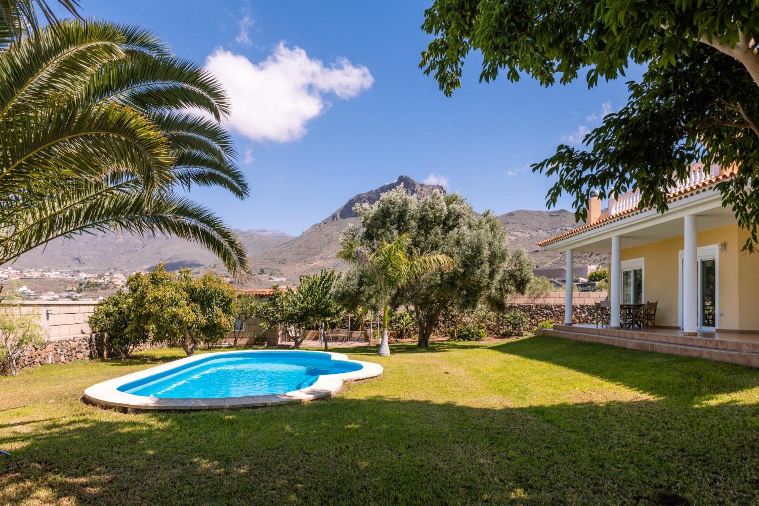 Modern Villa with private pool and mountain views