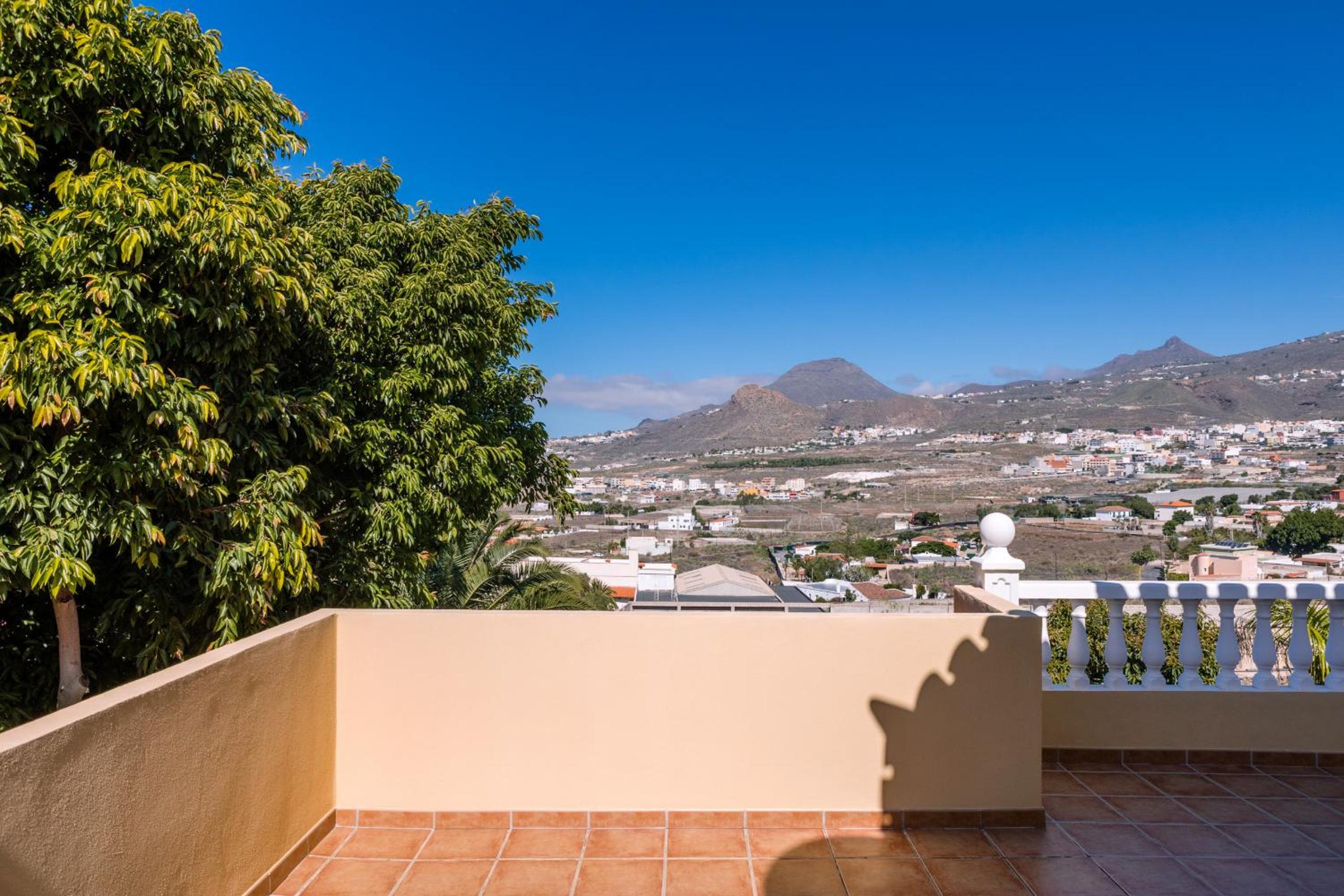Modern Villa with private pool and mountain views