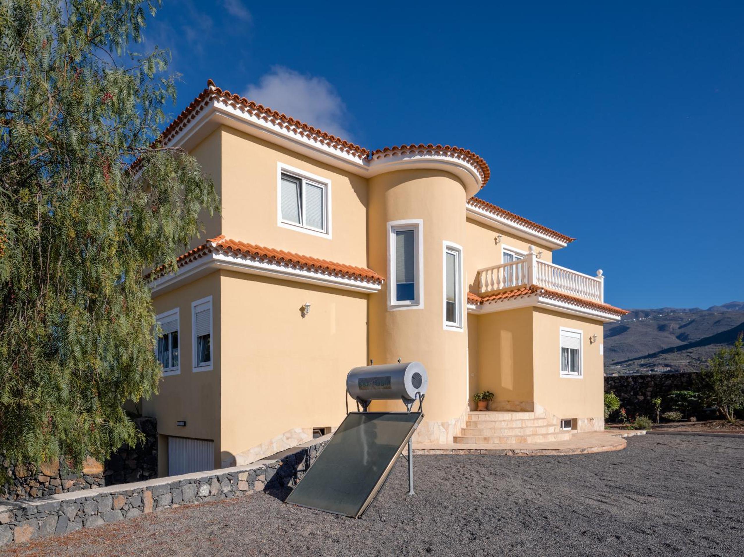 Modern Villa with private pool and mountain views