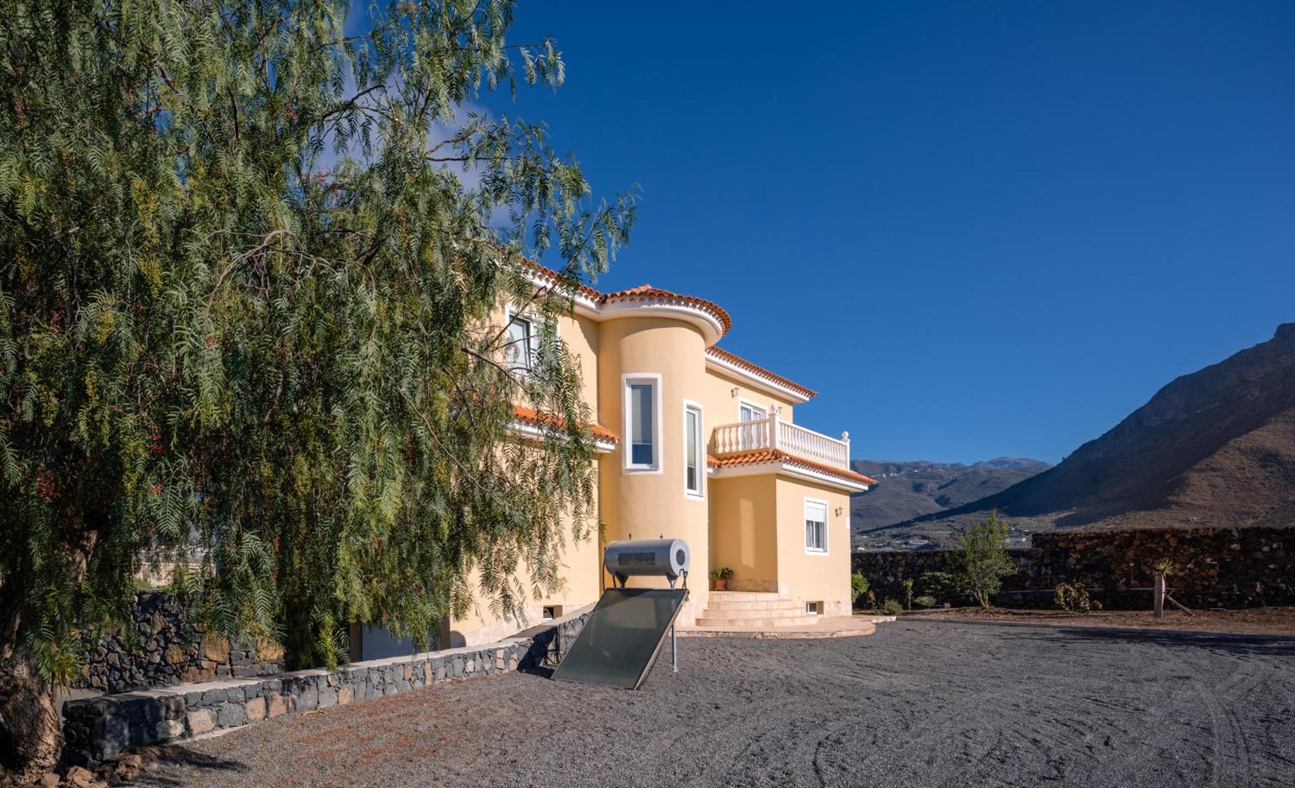 Modern Villa with private pool and mountain views
