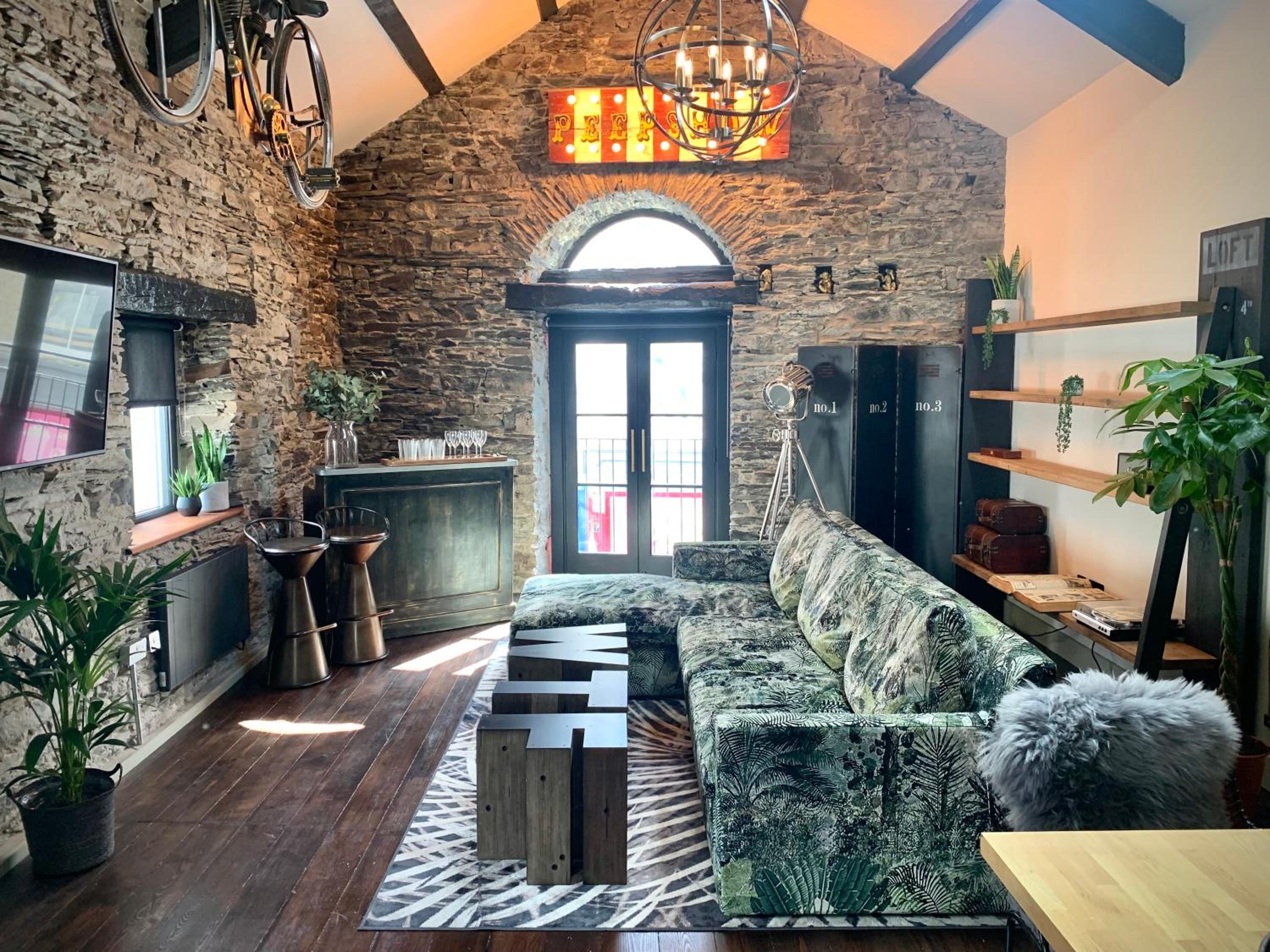 Loft 11 Stunning LUXURY NYC Loft Style Interior Designed 2BD Apartment EXCELLENT CITY CENTRE LOCATION Mezzanine Cinema Room Designer Furniture AMAZING SPAC