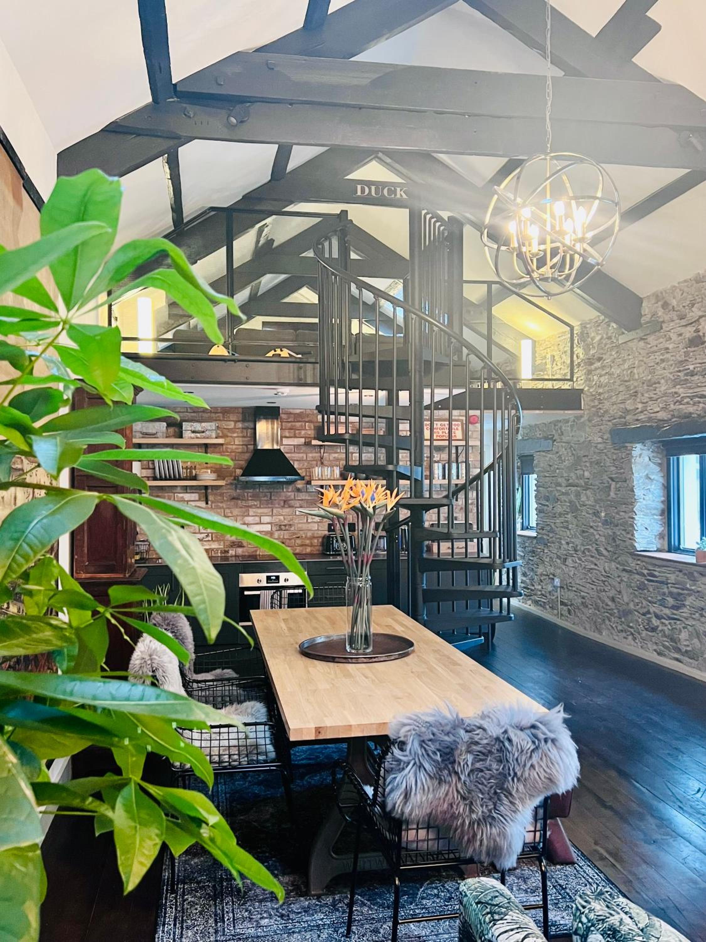 Loft 11 Stunning LUXURY NYC Loft Style Interior Designed 2BD Apartment EXCELLENT CITY CENTRE LOCATION Mezzanine Cinema Room Designer Furniture AMAZING SPAC