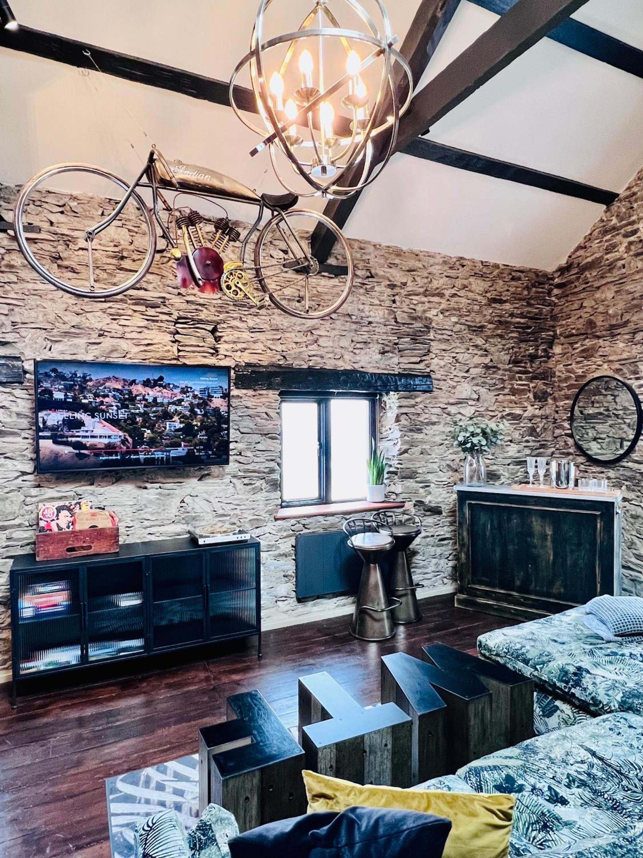 Loft 11 Stunning LUXURY NYC Loft Style Interior Designed 2BD Apartment EXCELLENT CITY CENTRE LOCATION Mezzanine Cinema Room Designer Furniture AMAZING SPAC