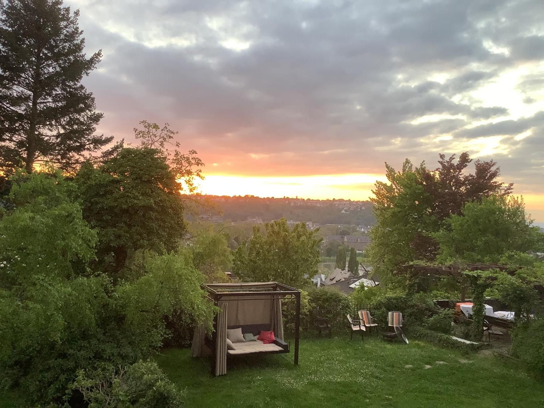 Doppelzimmer mit neuem Bad und Sportpool-Nutzung außen, Villa Naturpark, Garten mit Rheinblick