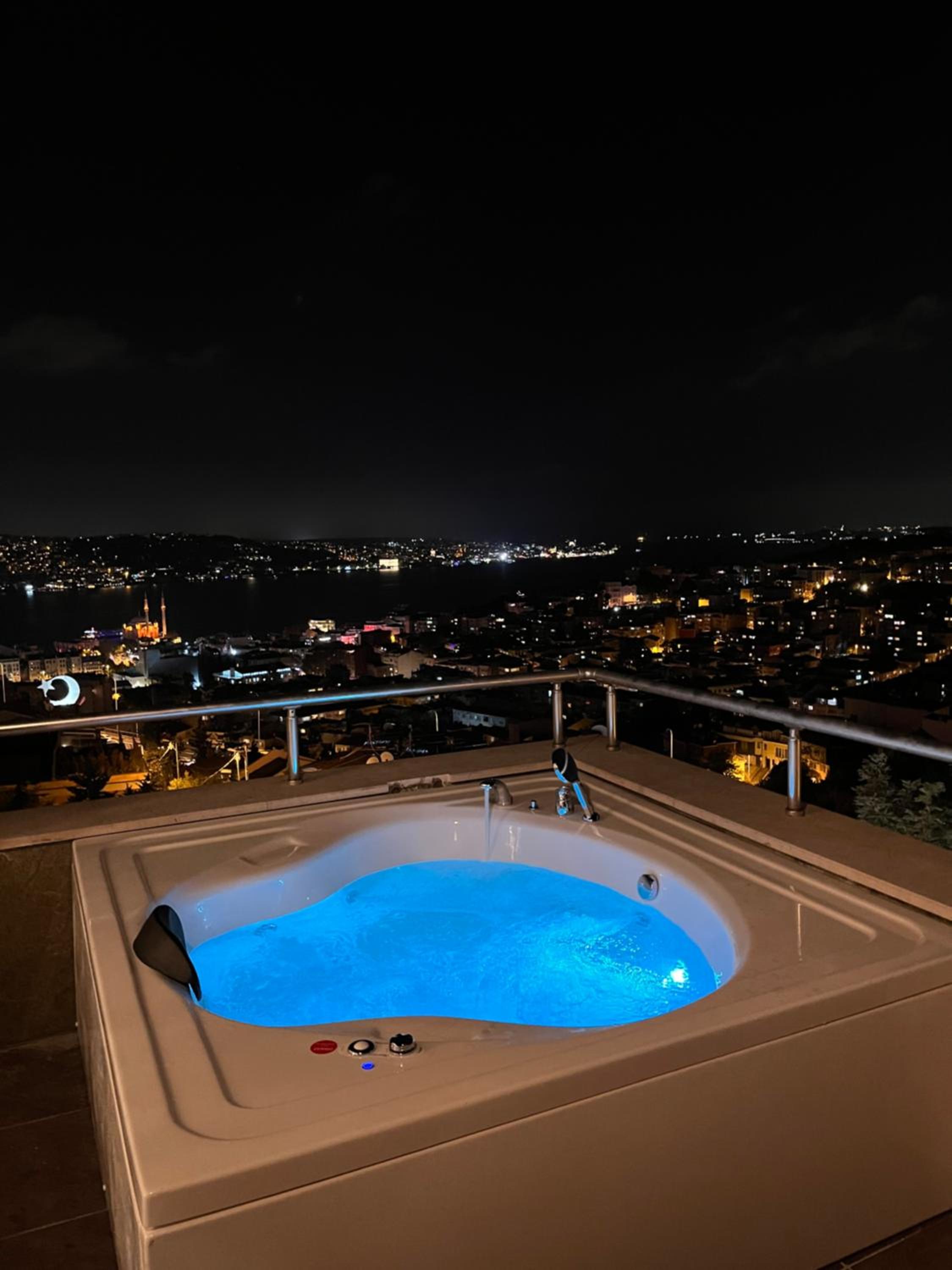Class Hotel Bosphorus With Jacuzzi - Image 5