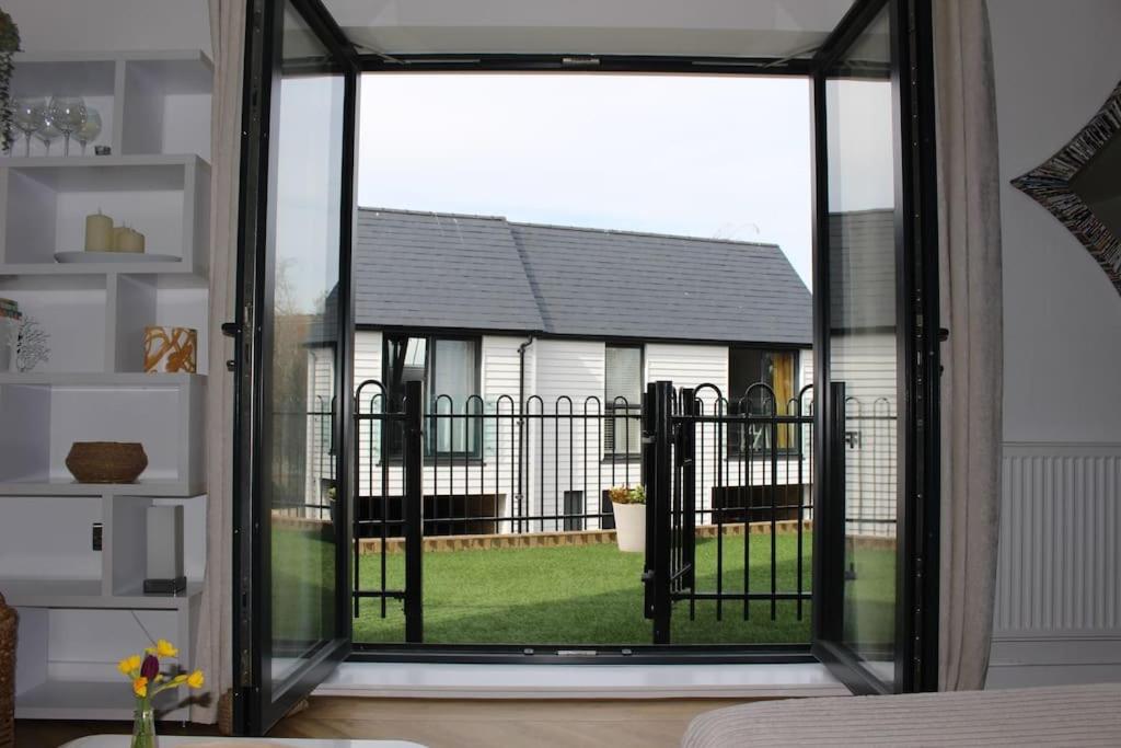 Salt Yard Apartment, Parking and Terrace, Whitstable