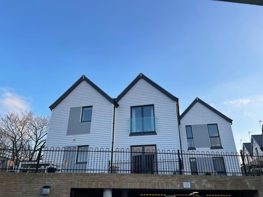 Salt Yard Apartment, Parking and Terrace, Whitstable
