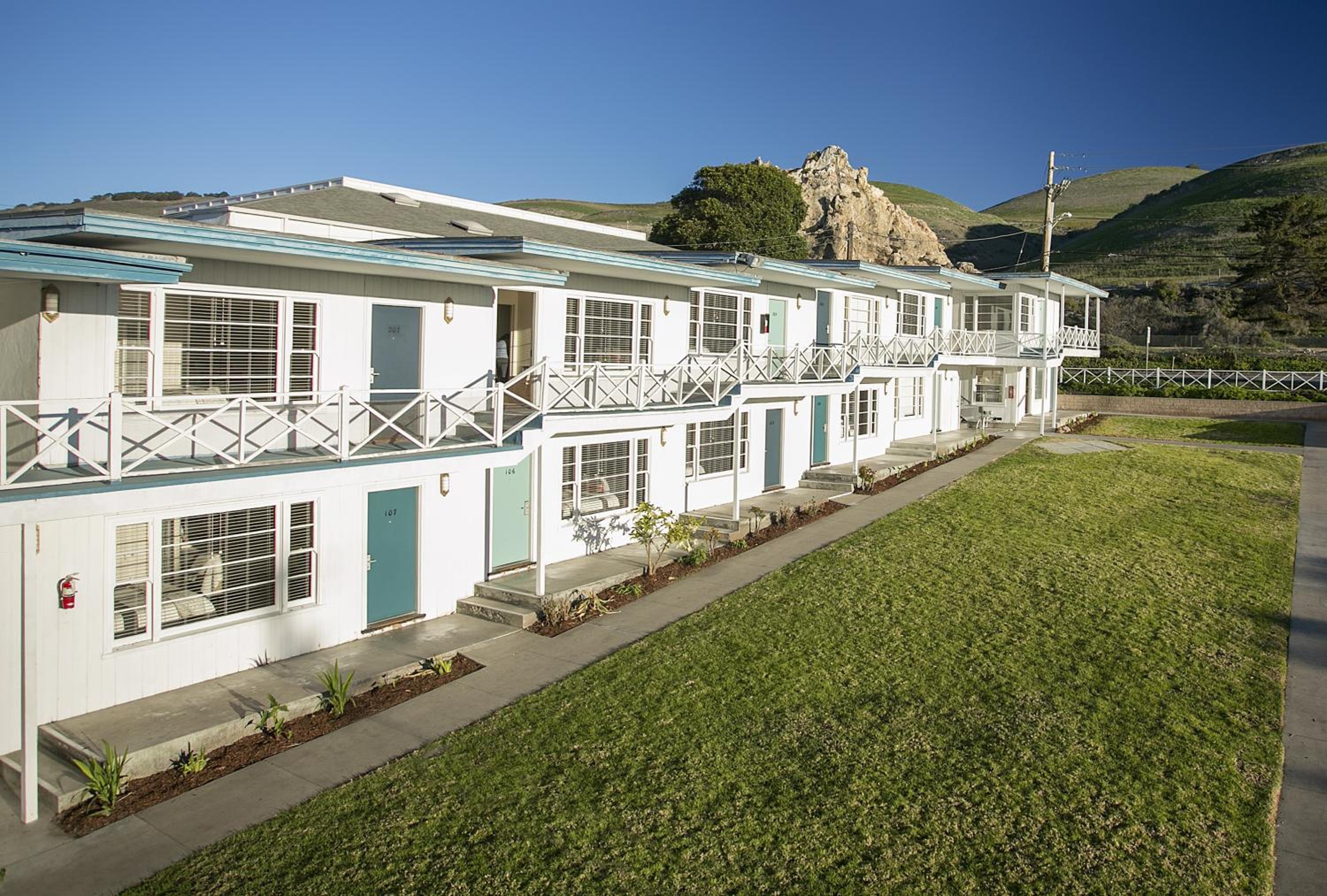 Tides Oceanview Inn and Cottages