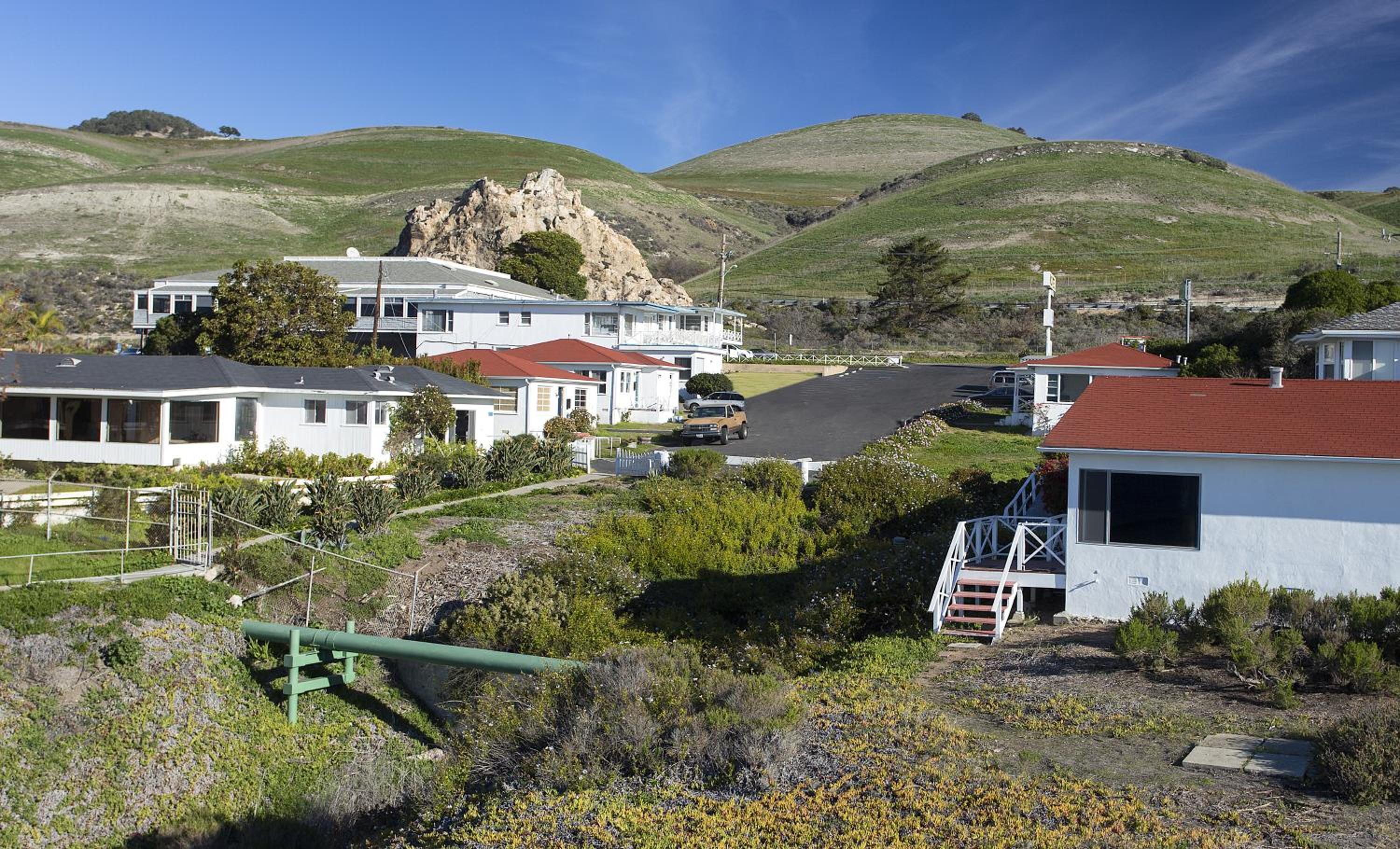 Tides Oceanview Inn and Cottages