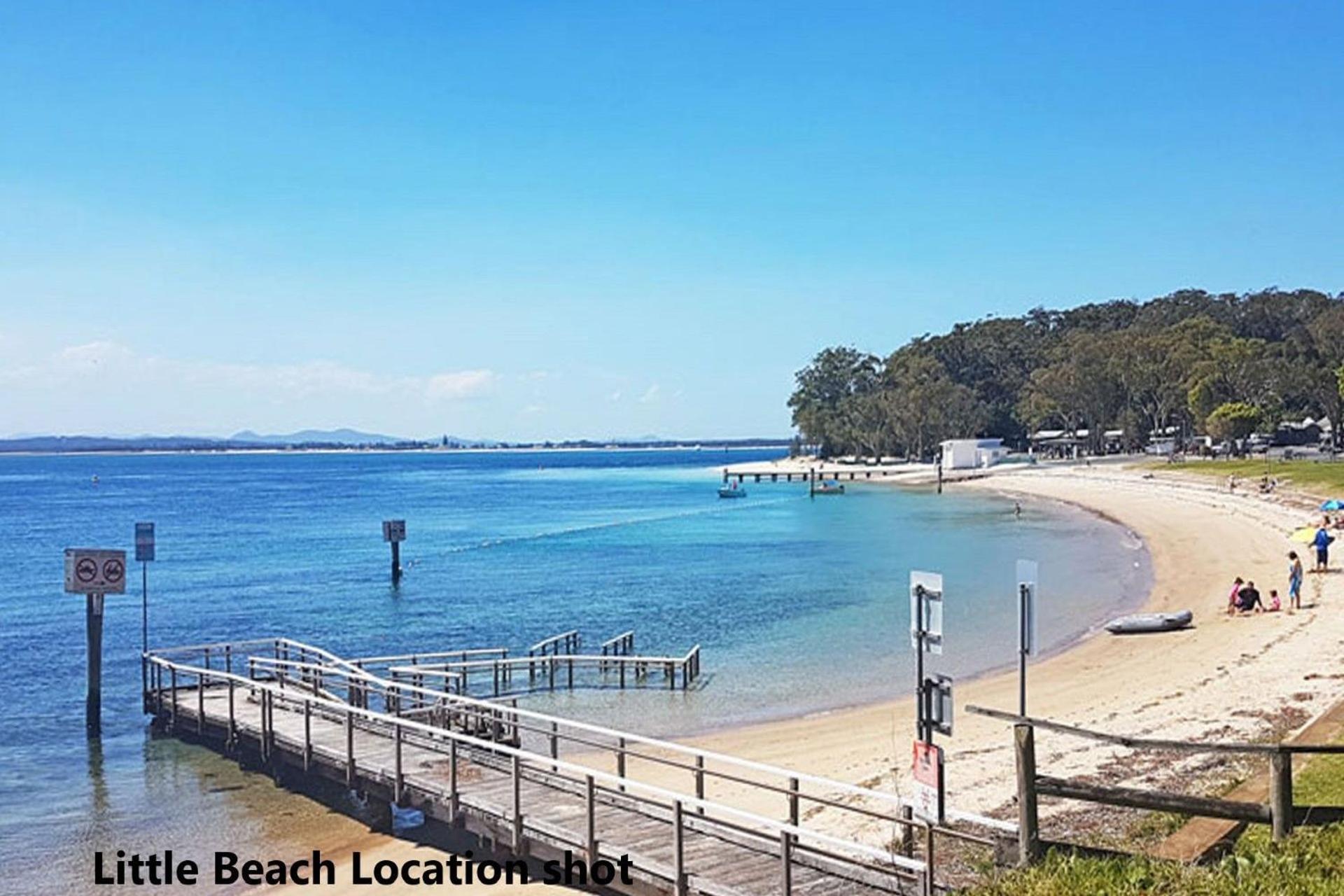 Big Wave At Shoal Bay 8 Achilles St large home with ducted air con Wi Fi and Linen