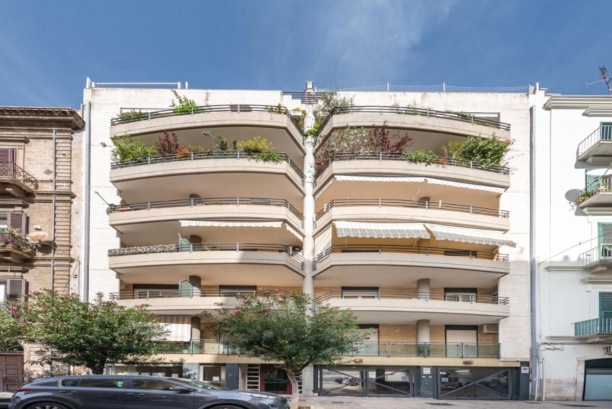GuestHost - Central & Comfy Apartment with veranda