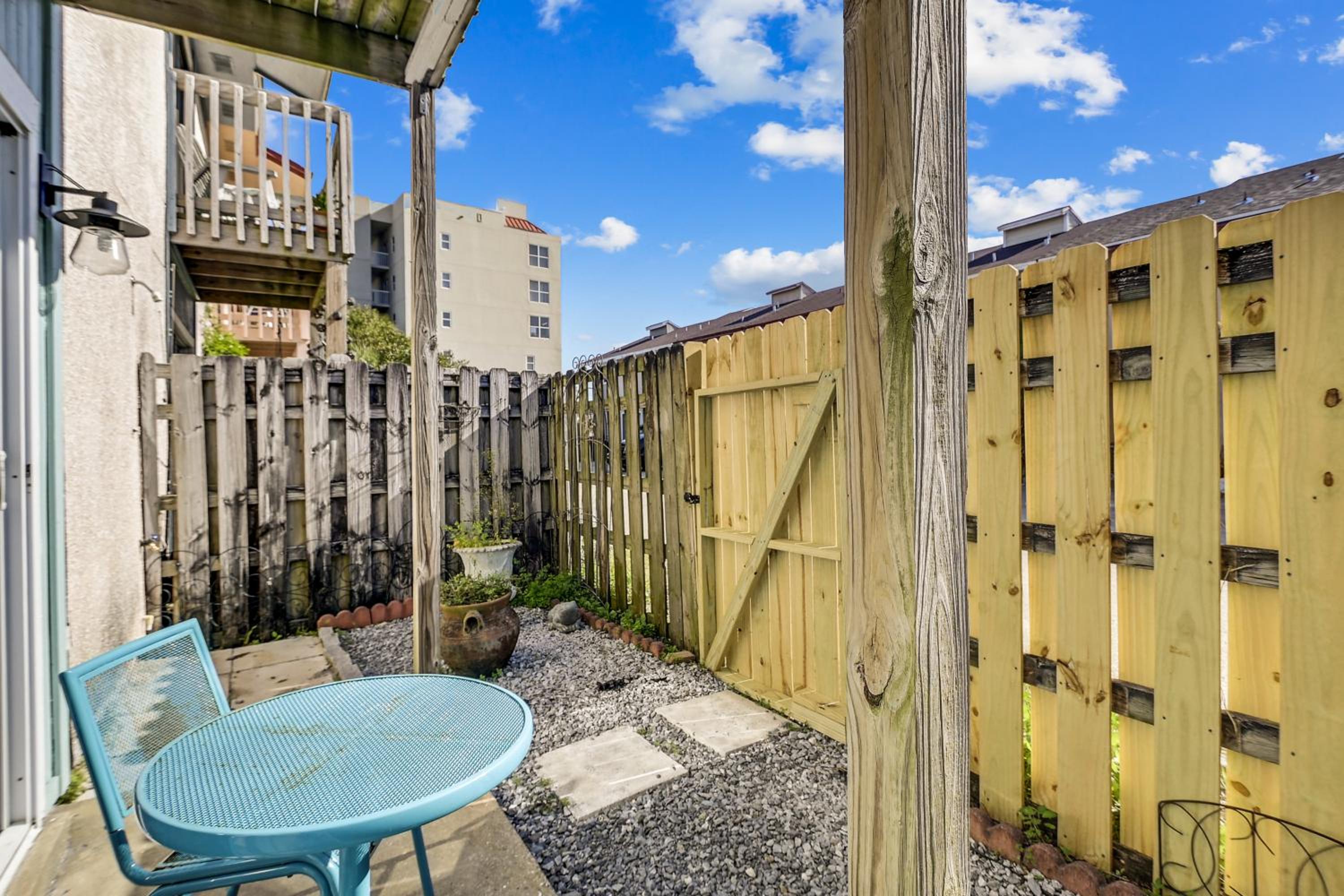 1BR Townhouse on Okaloosa Island - 5 Min Walk to Beach! Near Restos! view 2