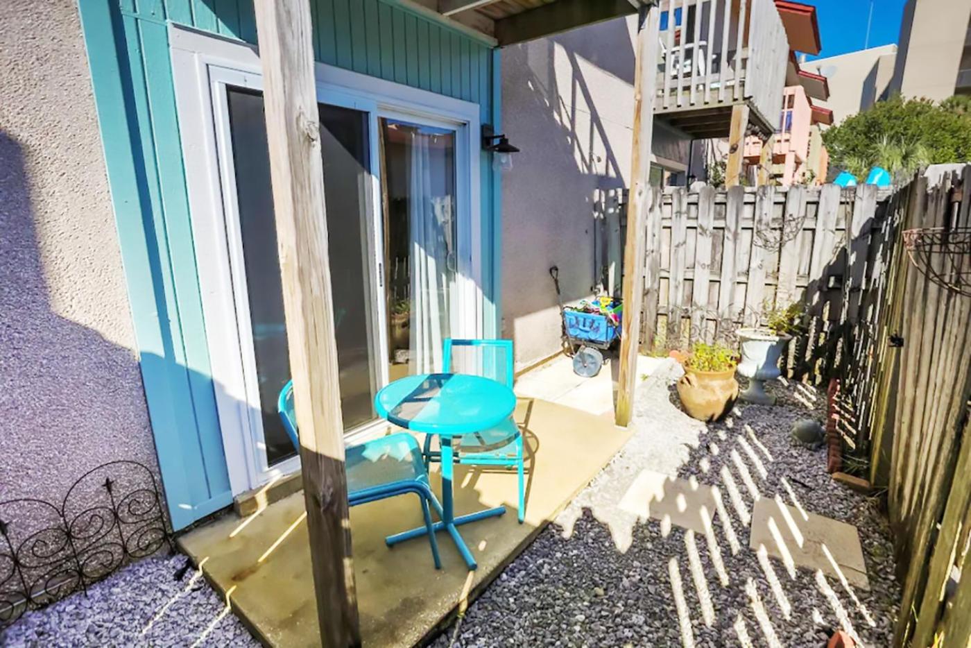 1BR Townhouse on Okaloosa Island - 5 Min Walk to Beach! Near Restos! view 3