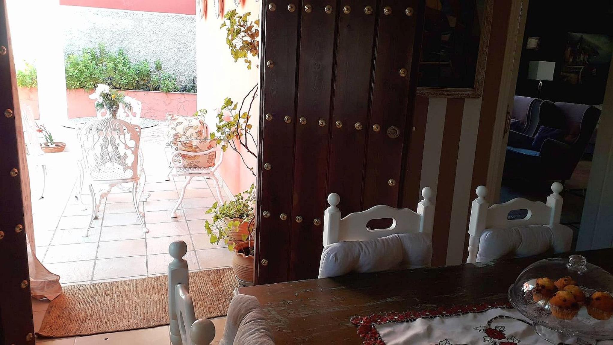 LOS CLAVELES