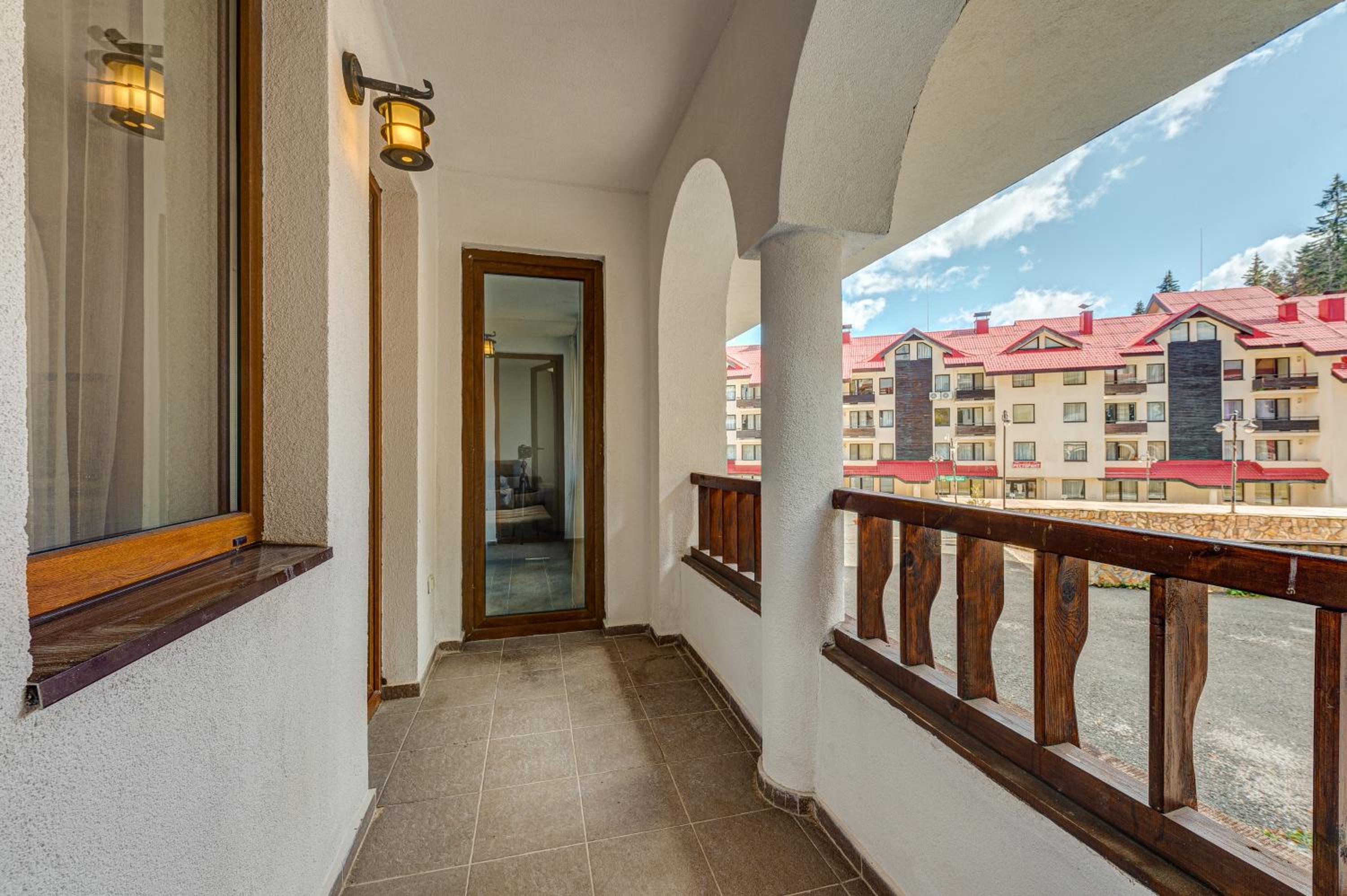 Bright and Spacious 2-BDR Apartment with Balcony by Flat Mаnager