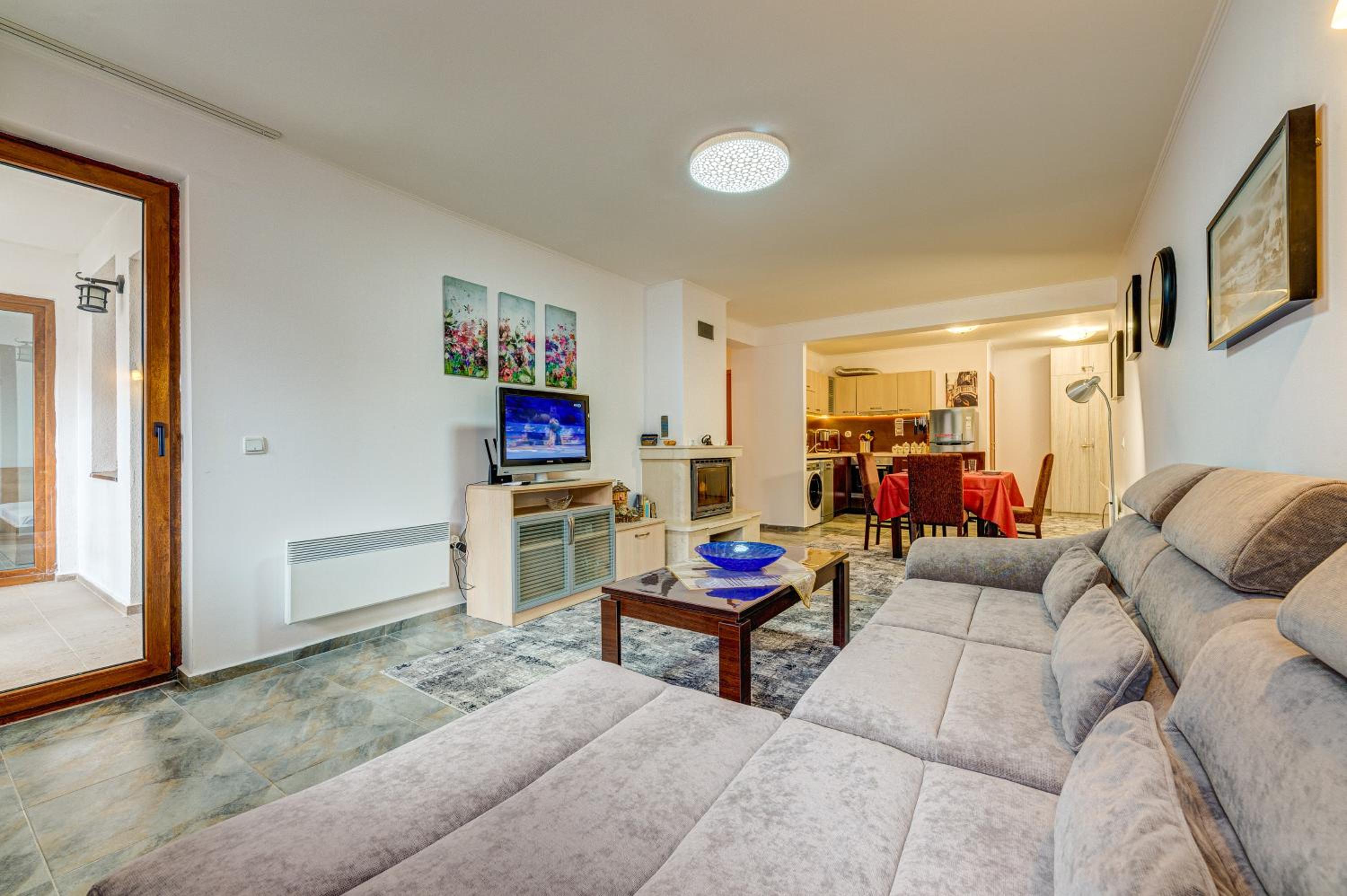 Bright and Spacious 2-BDR Apartment with Balcony by Flat Mаnager