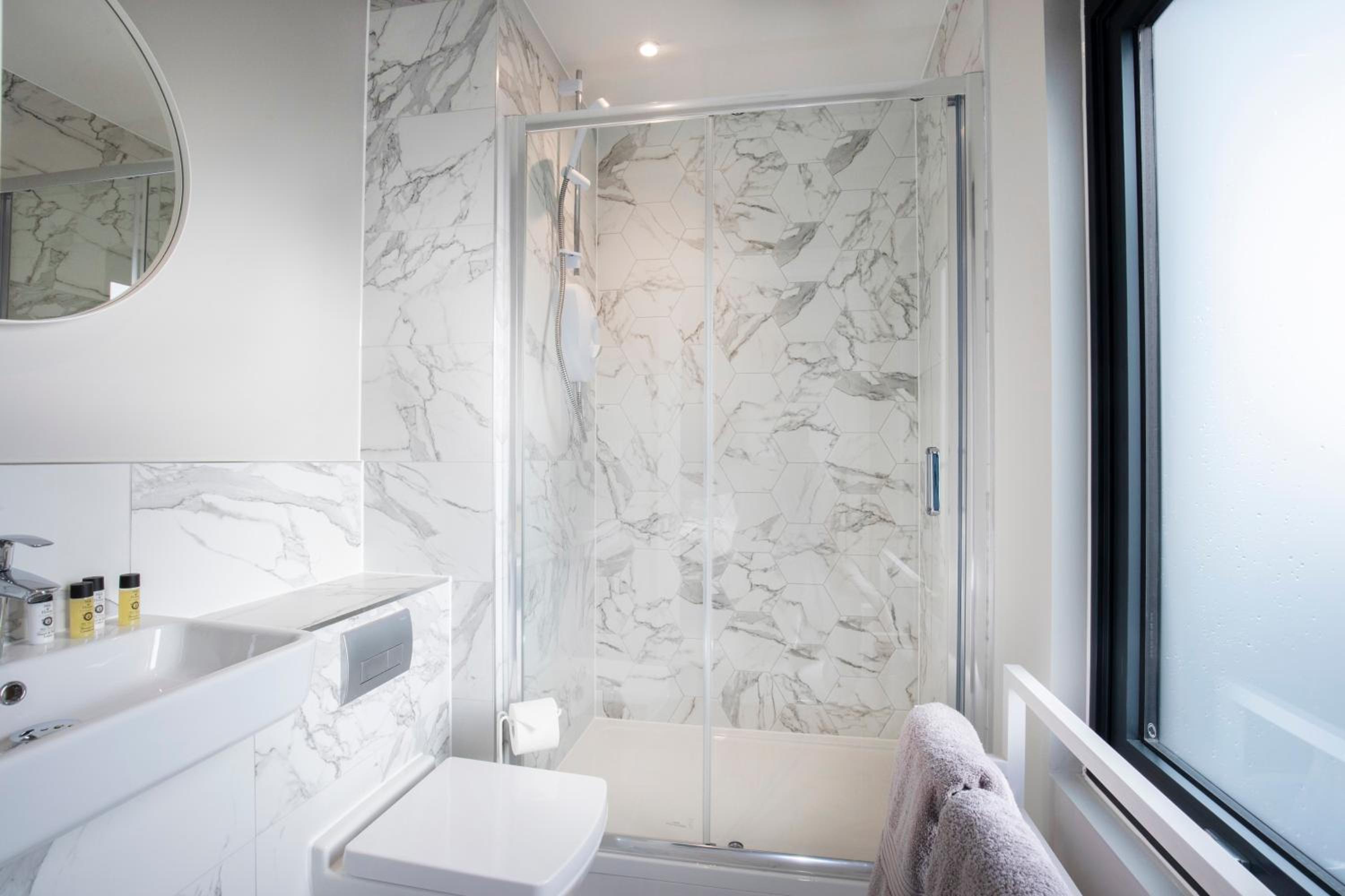 Elliot Oliver - Stunning Three Bedroom Penthouse With Large Terrace & Parking view 5