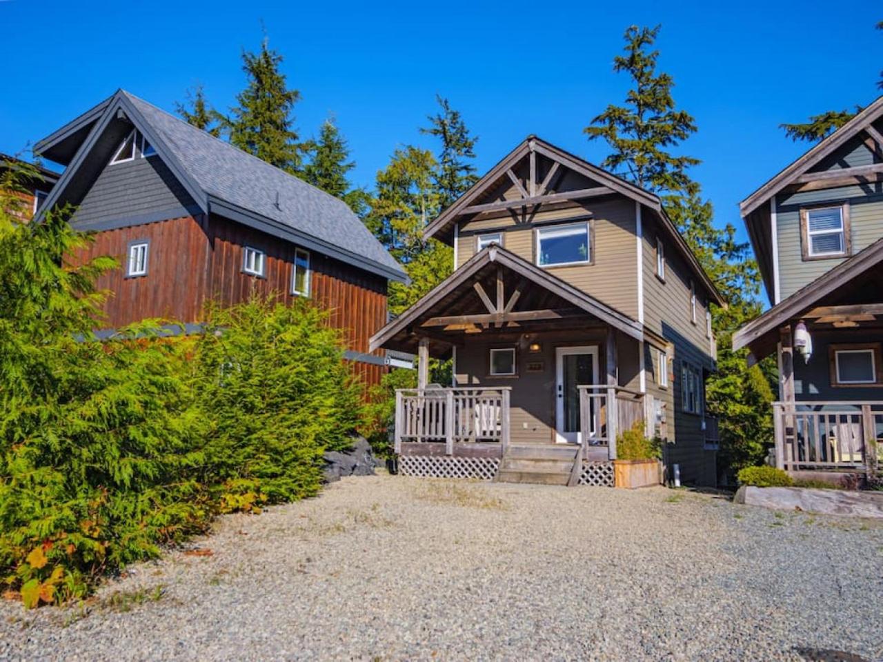 The Perch Modern 2 Bed Cabin with Patio and Hot Tub