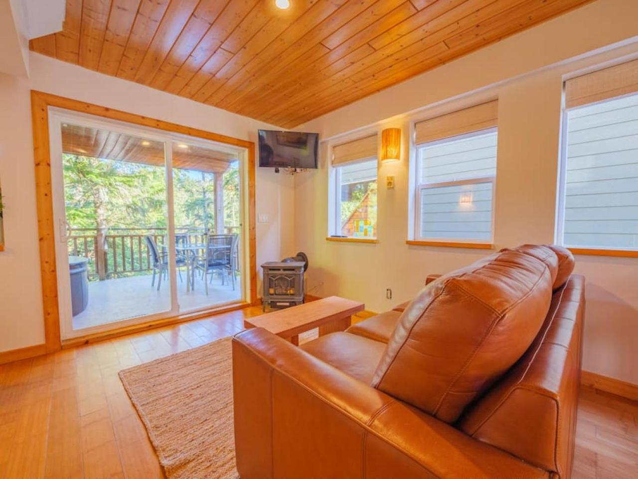 The Perch Modern 2 Bed Cabin with Patio and Hot Tub
