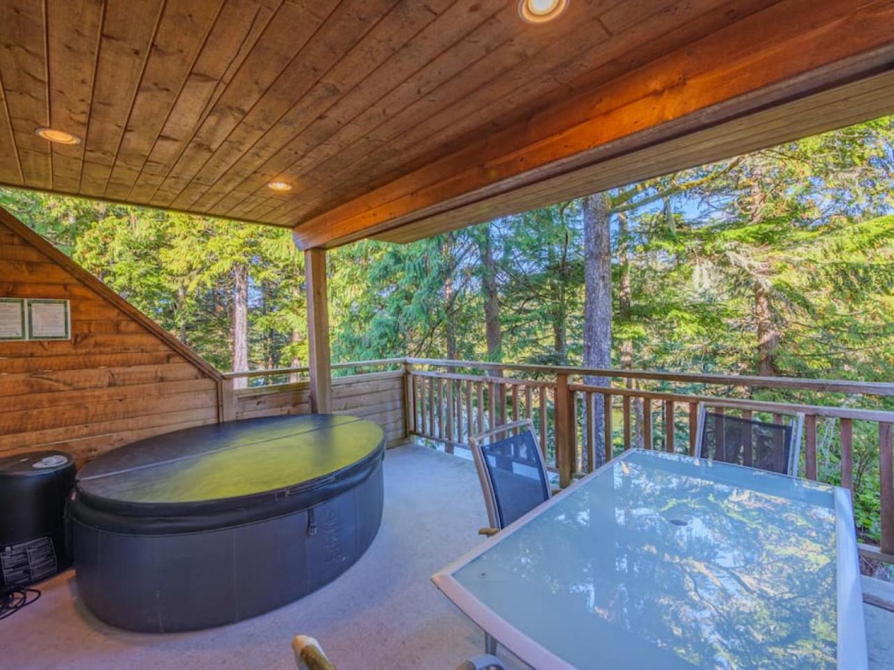 The Perch Modern 2 Bed Cabin with Patio and Hot Tub