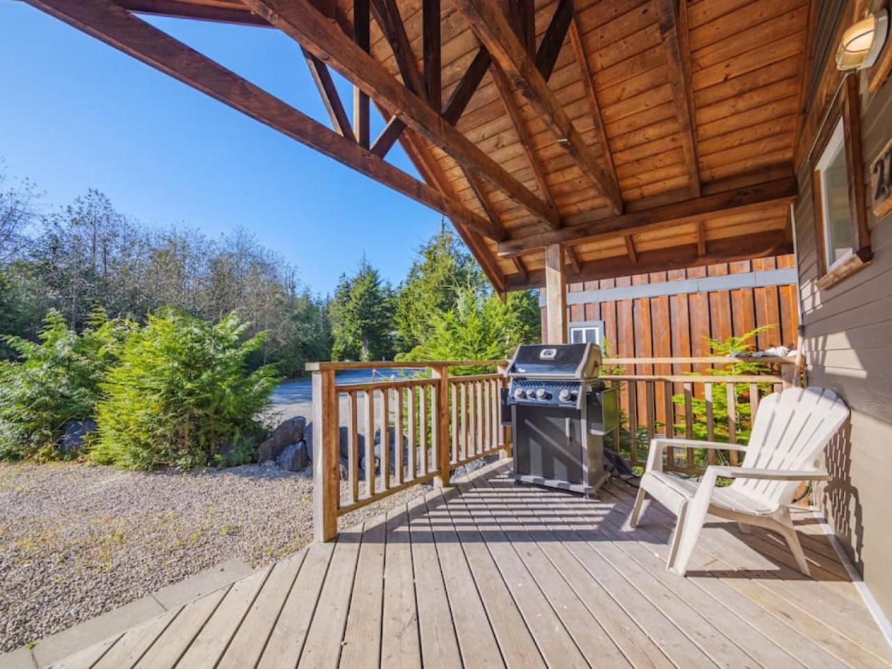 The Perch Modern 2 Bed Cabin with Patio and Hot Tub