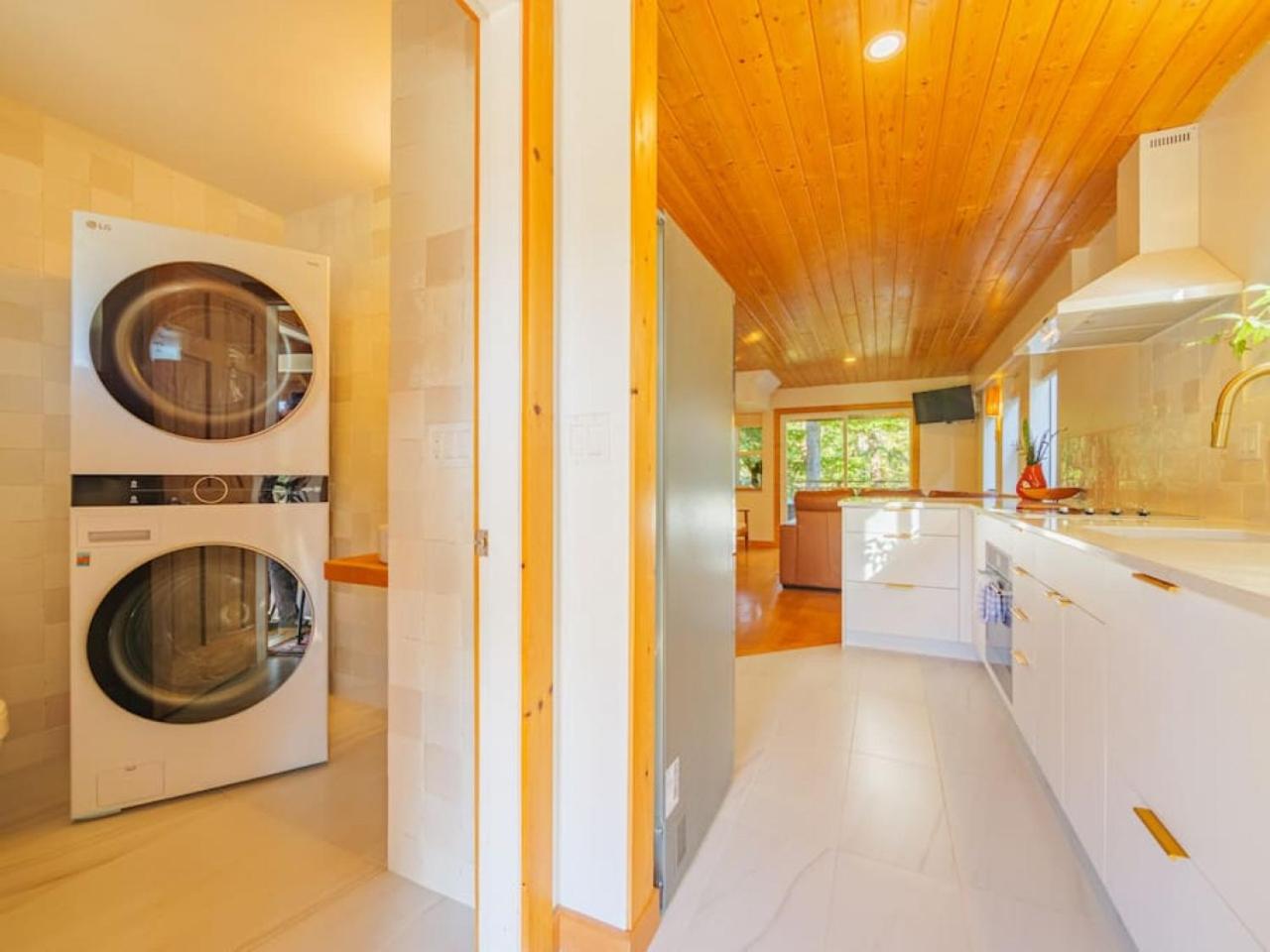 The Perch Modern 2 Bed Cabin with Patio and Hot Tub