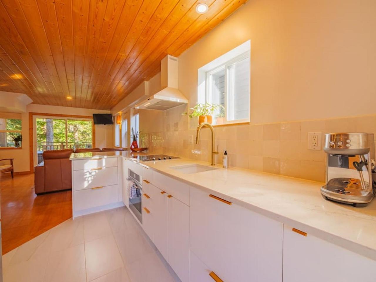 The Perch Modern 2 Bed Cabin with Patio and Hot Tub