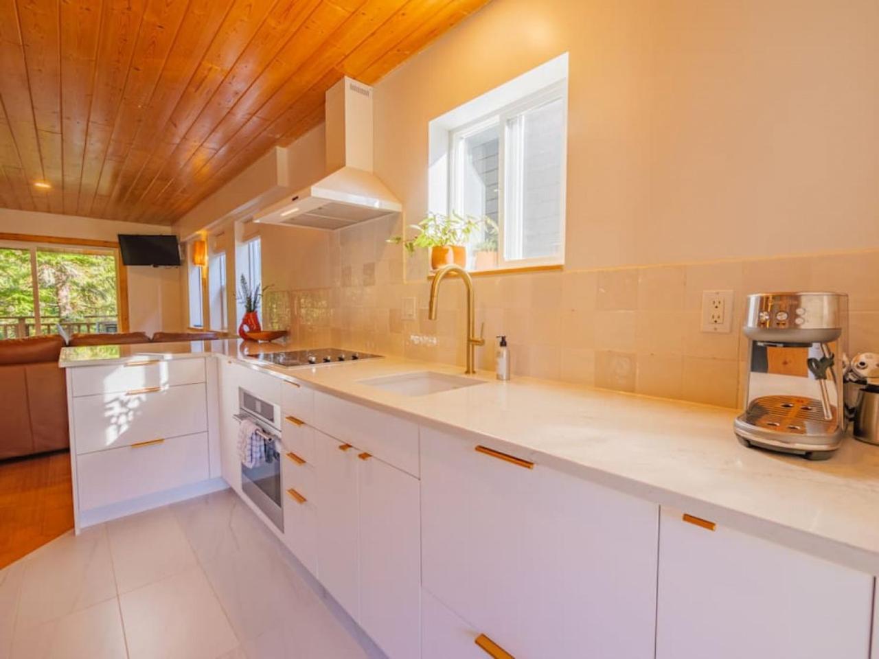The Perch Modern 2 Bed Cabin with Patio and Hot Tub