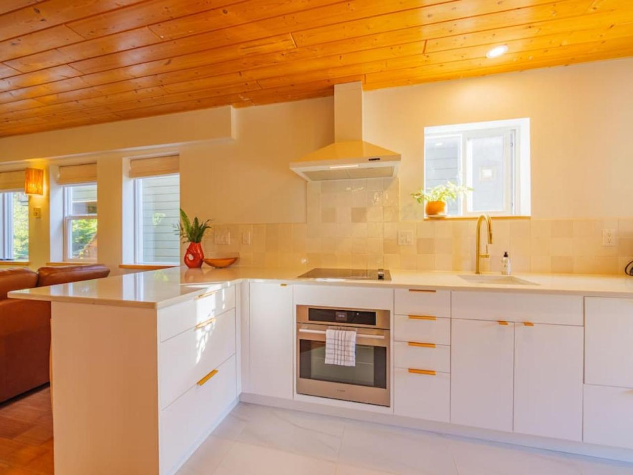 The Perch Modern 2 Bed Cabin with Patio and Hot Tub