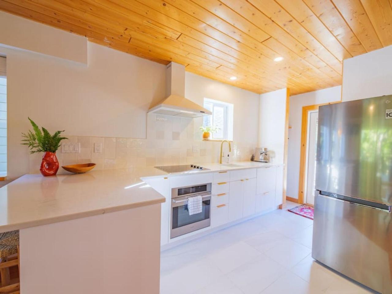 The Perch Modern 2 Bed Cabin with Patio and Hot Tub