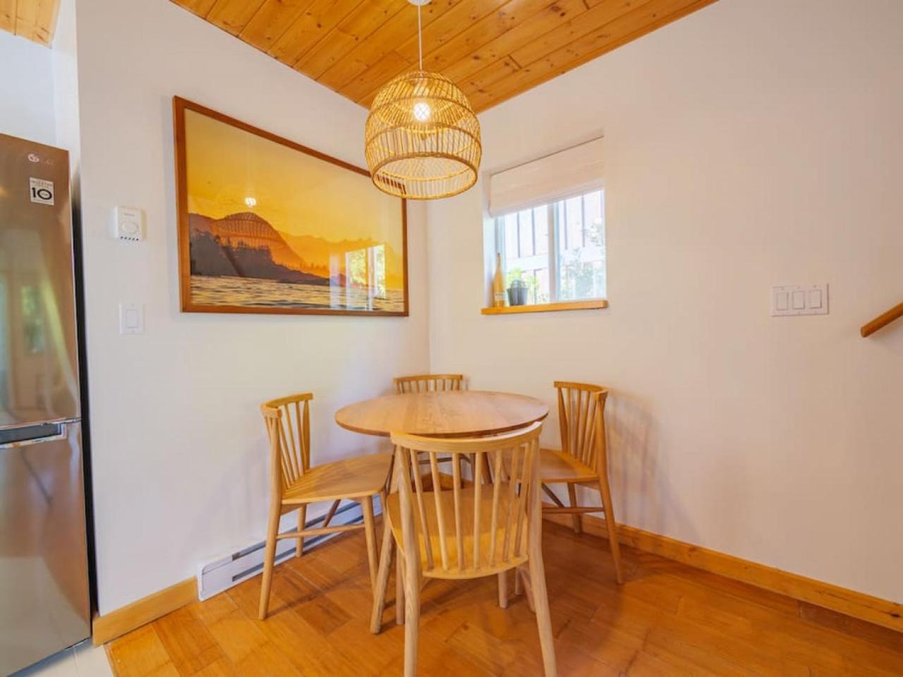 The Perch Modern 2 Bed Cabin with Patio and Hot Tub
