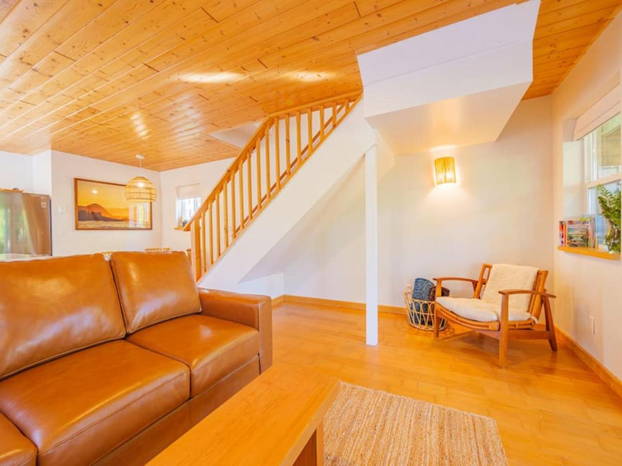 The Perch Modern 2 Bed Cabin with Patio and Hot Tub