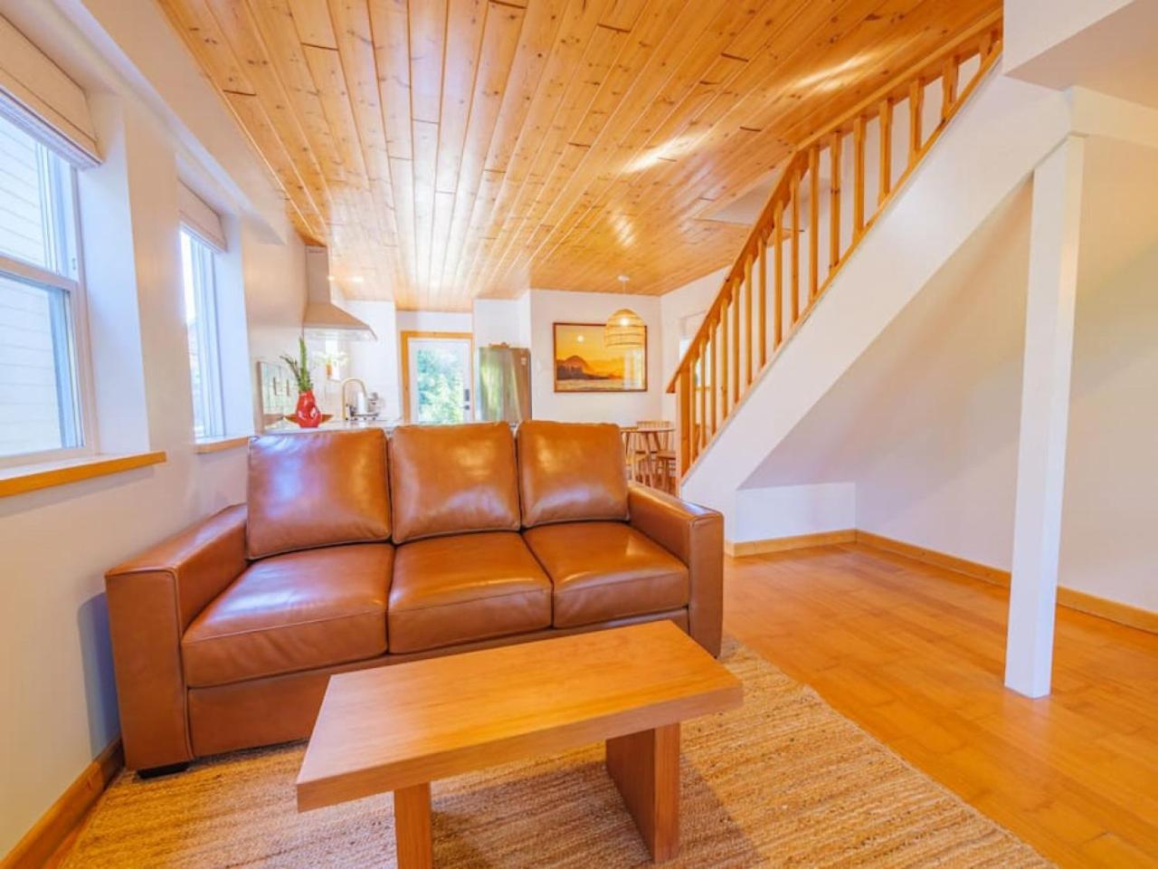 The Perch Modern 2 Bed Cabin with Patio and Hot Tub