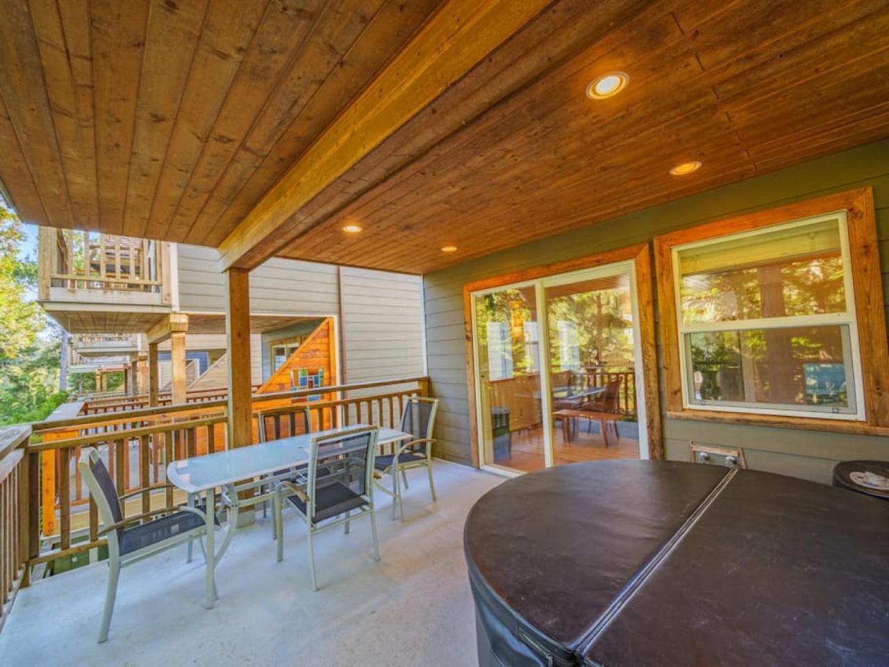 The Perch Modern 2 Bed Cabin with Patio and Hot Tub