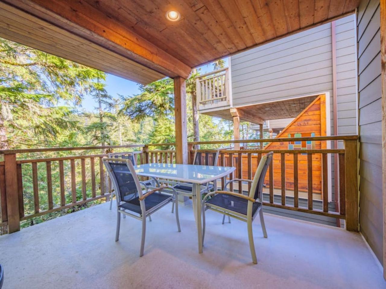 The Perch Modern 2 Bed Cabin with Patio and Hot Tub