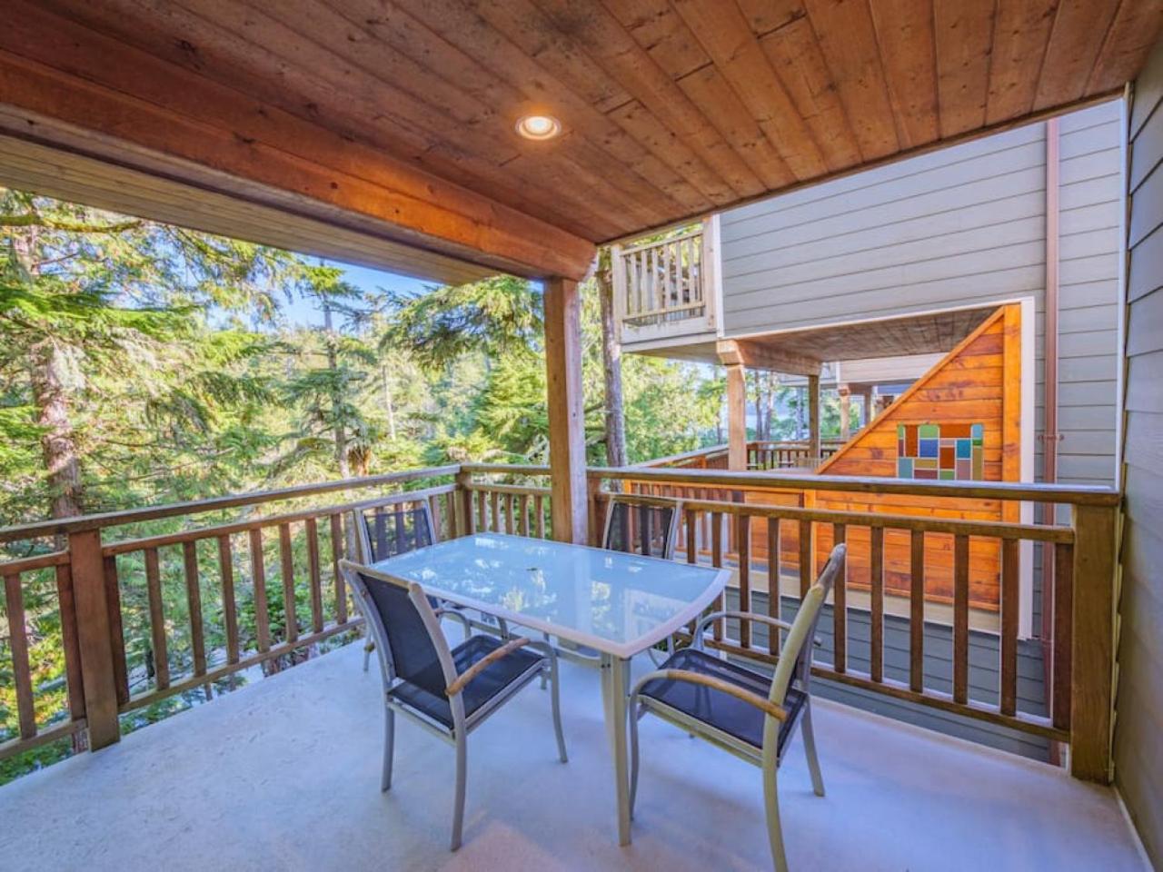 The Perch Modern 2 Bed Cabin with Patio and Hot Tub