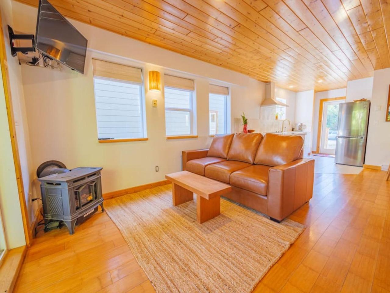 The Perch Modern 2 Bed Cabin with Patio and Hot Tub