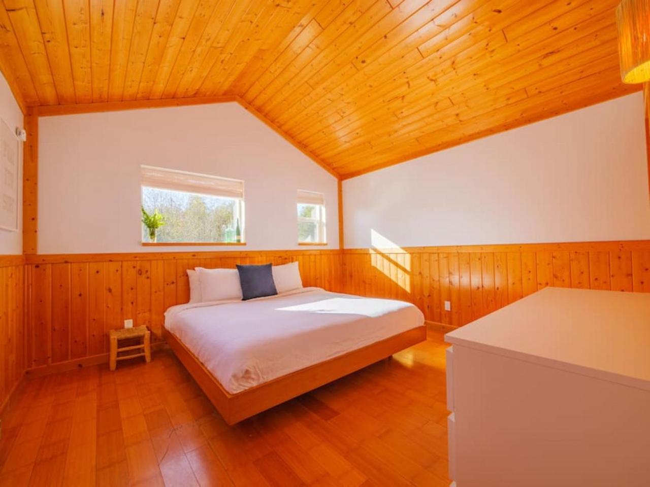 The Perch Modern 2 Bed Cabin with Patio and Hot Tub
