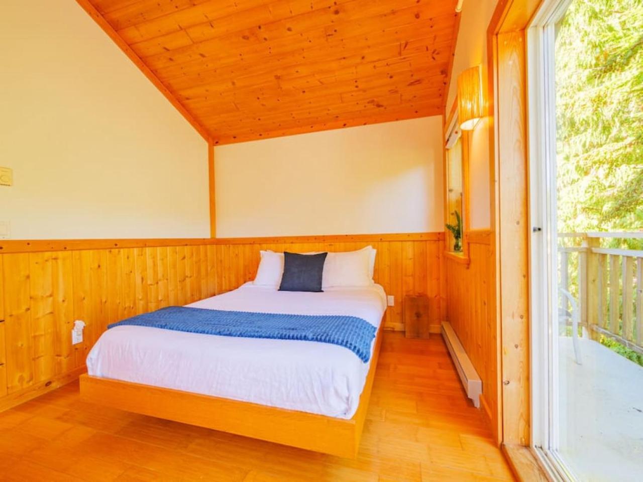 The Perch Modern 2 Bed Cabin with Patio and Hot Tub