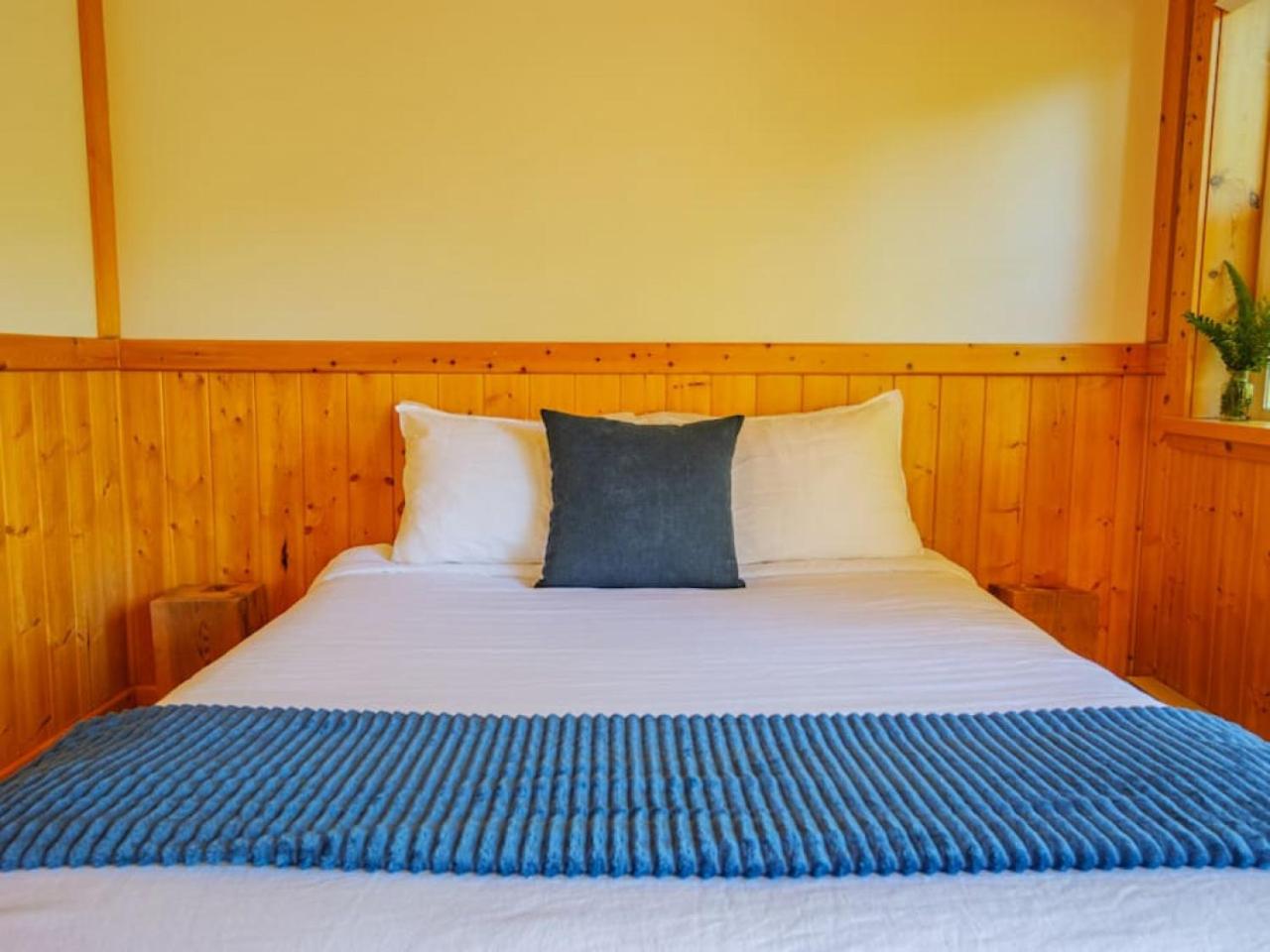 The Perch Modern 2 Bed Cabin with Patio and Hot Tub