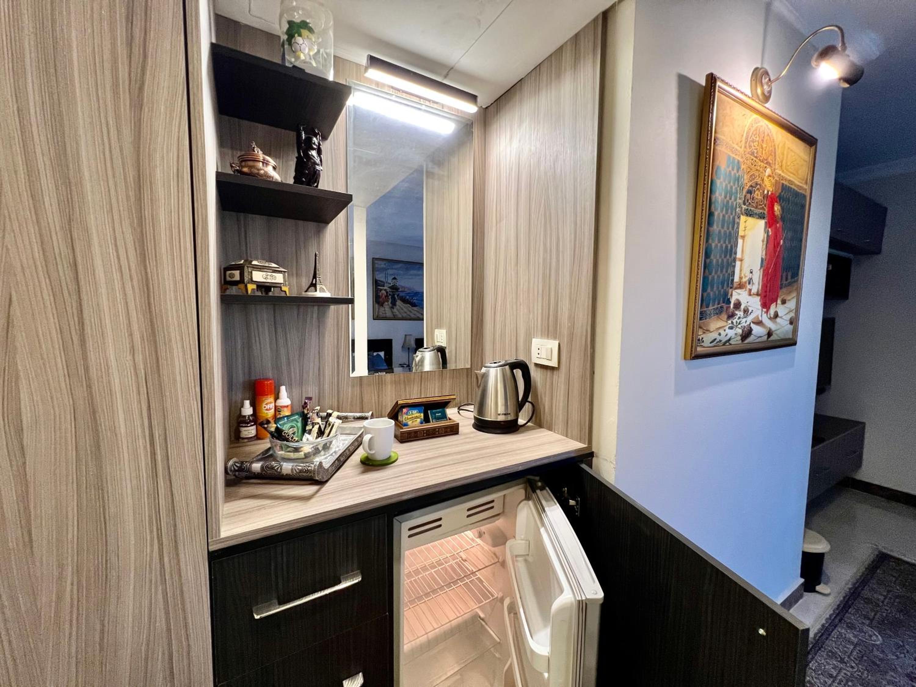 Luxury hotel apartment with pools in front AUC